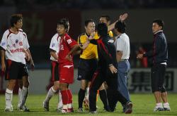 开云体育下载-比赛场上实力对抗，球员展现拼搏精神