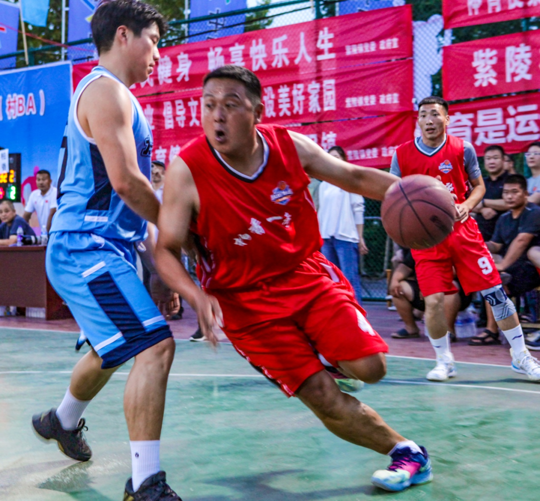 精彩的体育盛事上演，观众为球员加油喝彩的简单介绍