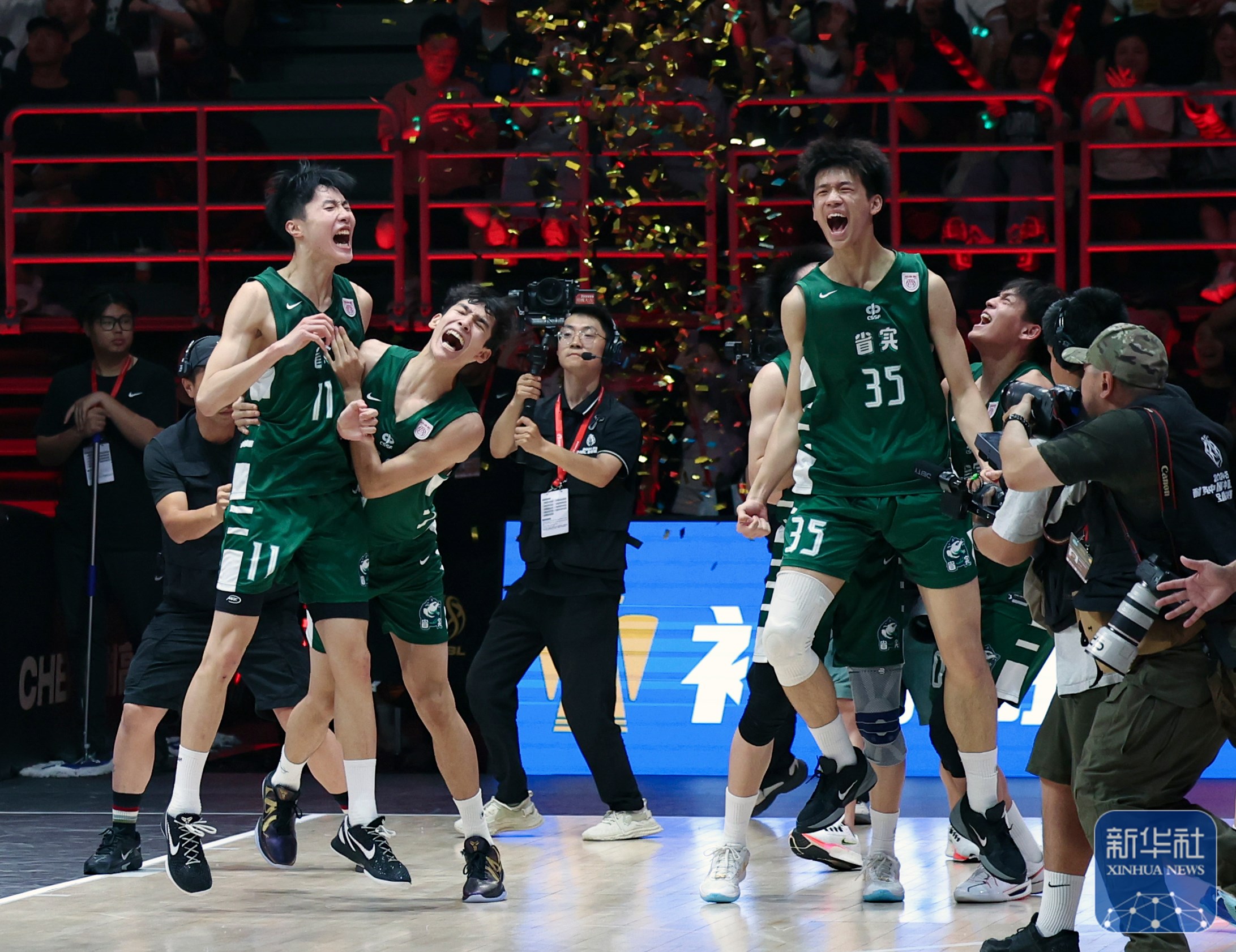 球场上的较量，技艺胜过力量的简单介绍