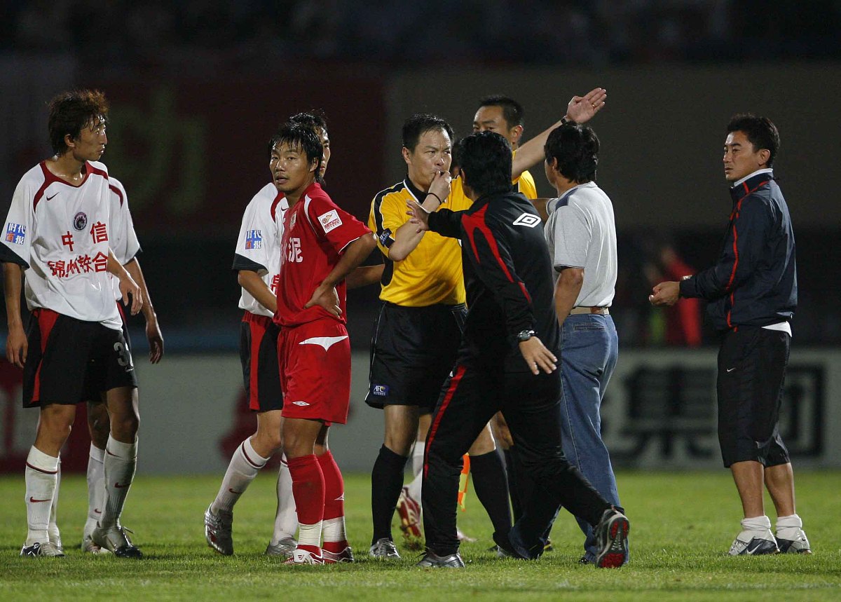 比赛场上实力对抗，球员展现拼搏精神