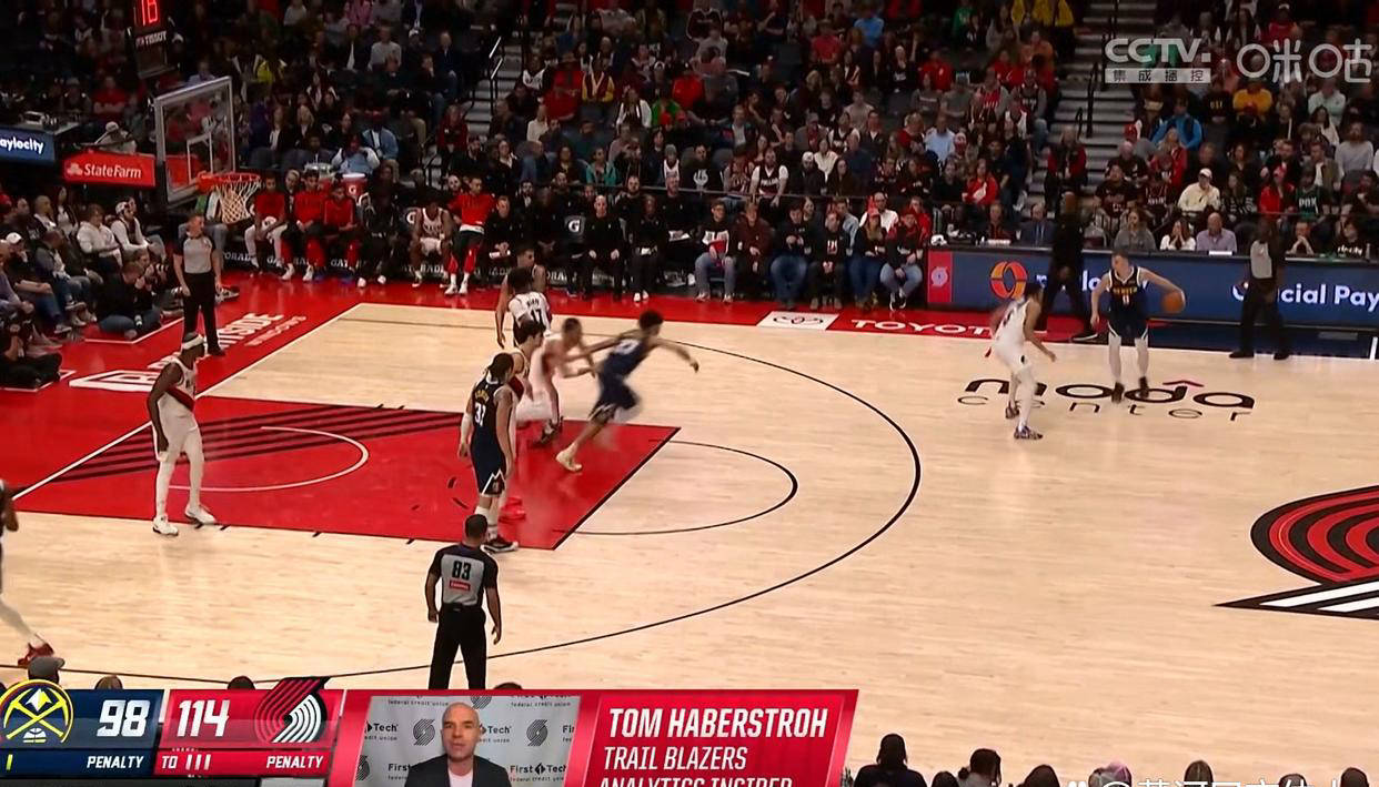 火箭队主场大胜猛龙队，成功晋级