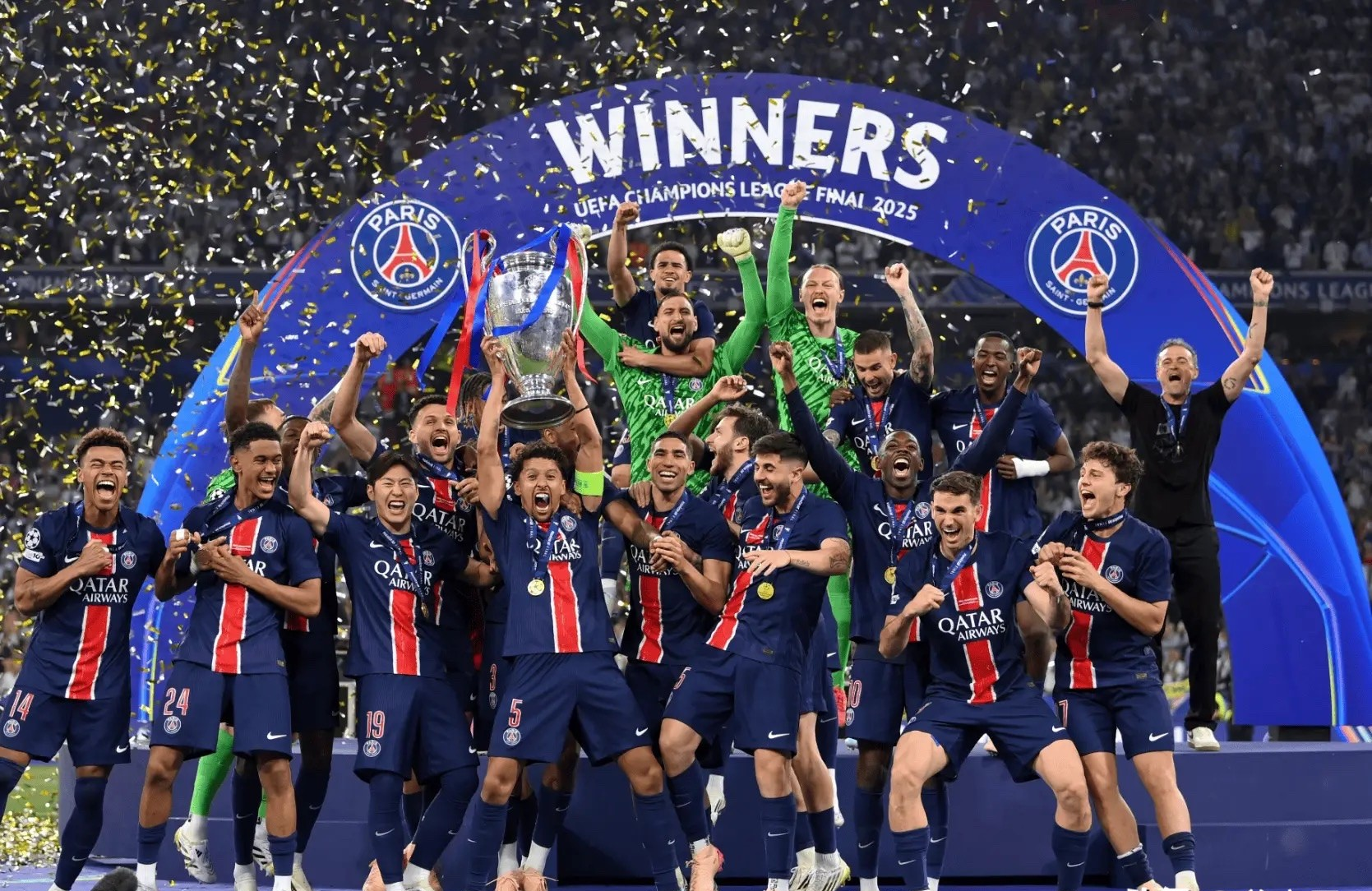 包含法兰克福球迷热情喝彩,助力球队争取胜利的词条 包含法兰克福球迷热情喝彩,助力球队争取胜利的词条