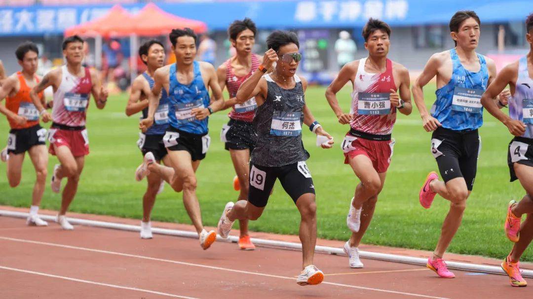 包含体育节目上演精彩对决，选手激情奋战的词条