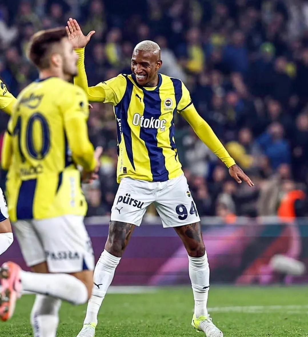 关于纠结判罚！VAR引发群众争议，球迷情绪激动的信息